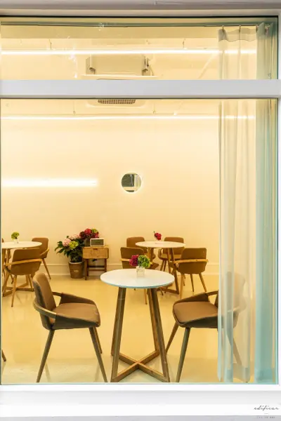 브라운 톤 의자가 포근한 18평 디저트카페 홀